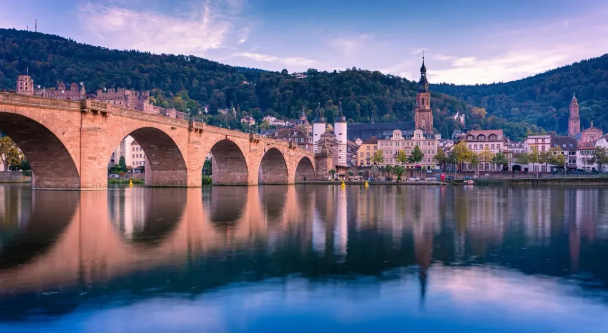 Karl-Theodor-Brücke - Alte Brücke in Heidelberg mit Blick auf den Neckar und der Heidelberger Altstadt.