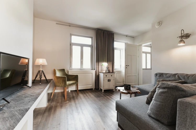Ferienwohnungen in Heidelberg mit Doppelbett mit einem beigen Kopfbrett und Tür zum Badezimmer.