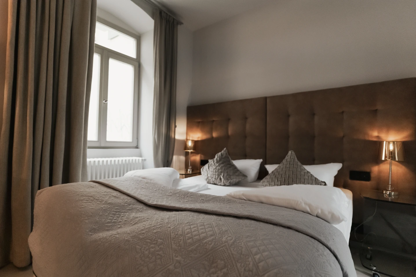 Das dunkel eingerichtete Hotelzimmer im BS Boutique Hotel Heidelberg. Superior Rooms.