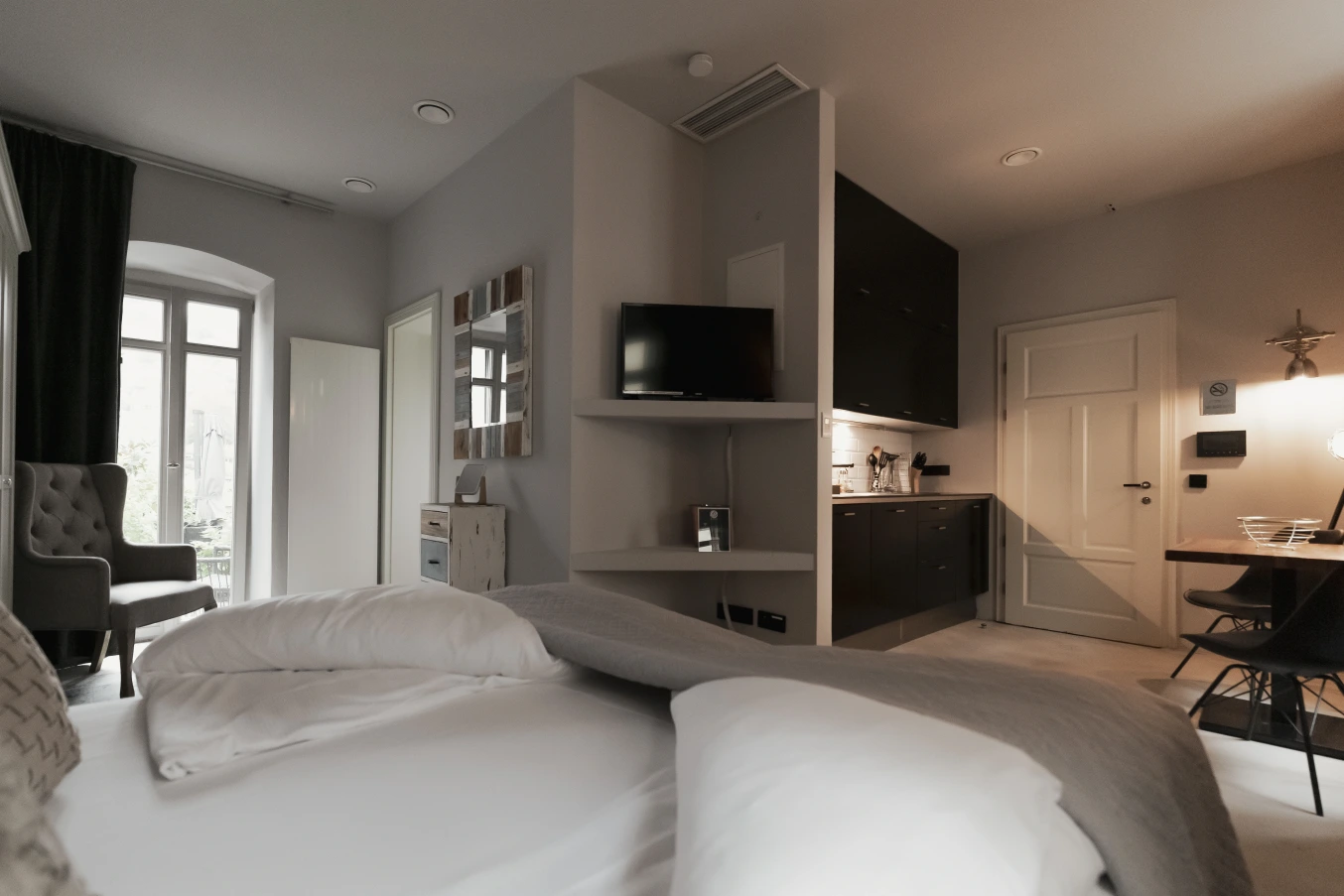 Superior Rooms Hotelzimmer im BS Boutique Hotel Heidelberg in Neuenheim. Großes helles Doppelbett, mit Sofa und Schreibtisch.