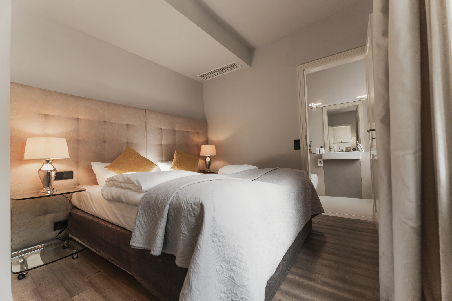 Classic Rooms Hotelzimmer im BS Boutique Hotel Heidelberg. Helles Doppelbett Hotelzimmer für 1 - 2 Personen.