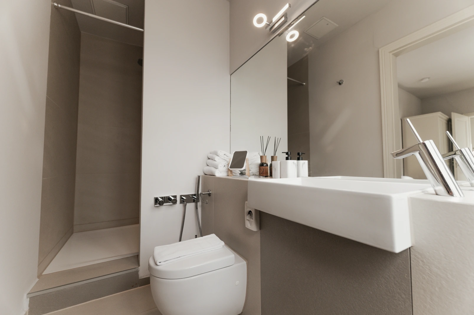 Großes Doppelbett Hotelzimmer für 1 - 2 Personen im BS Boutique Hotel Heidelberg in Neuenheim.