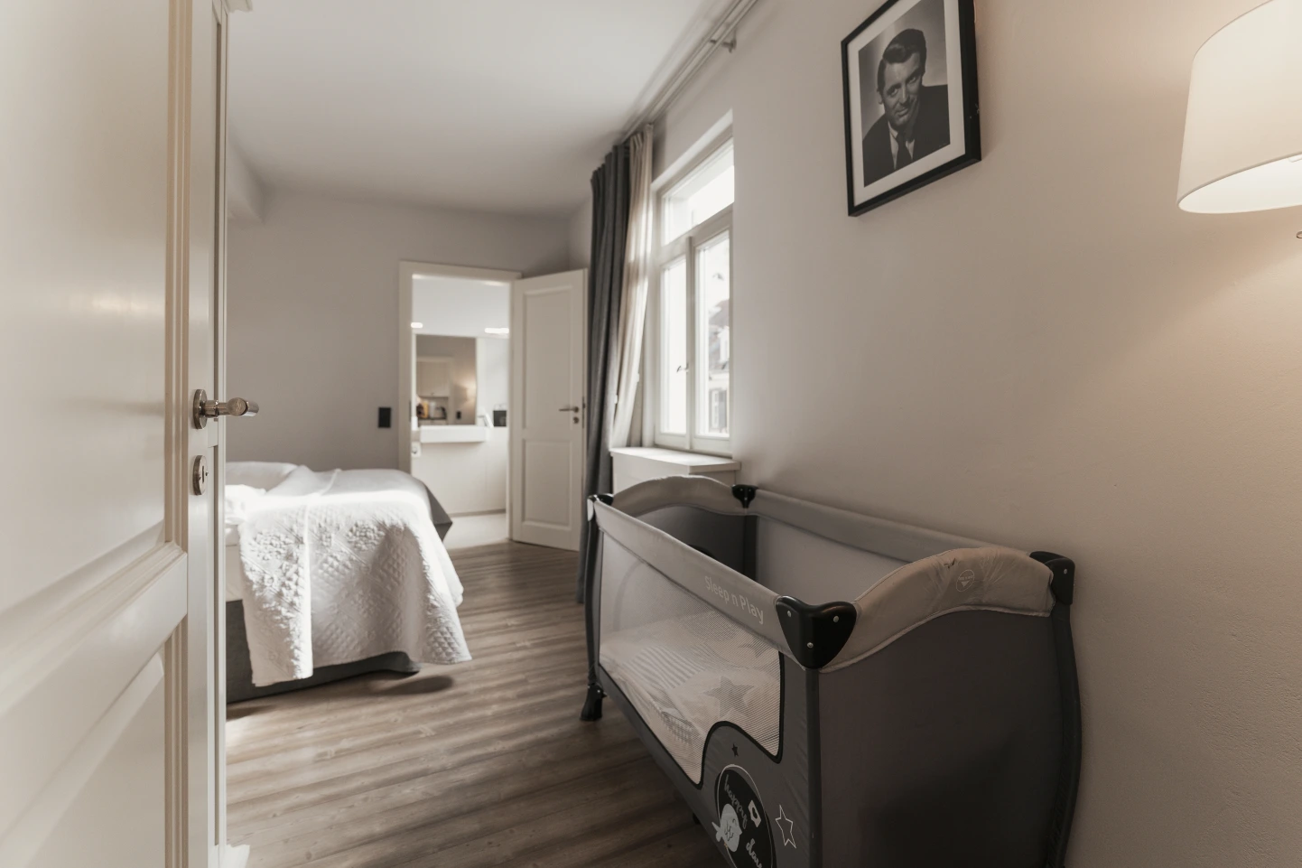 Dunkle Küche im BS Boutique Hotel Apartment in Heidelberg Neuenheim.
